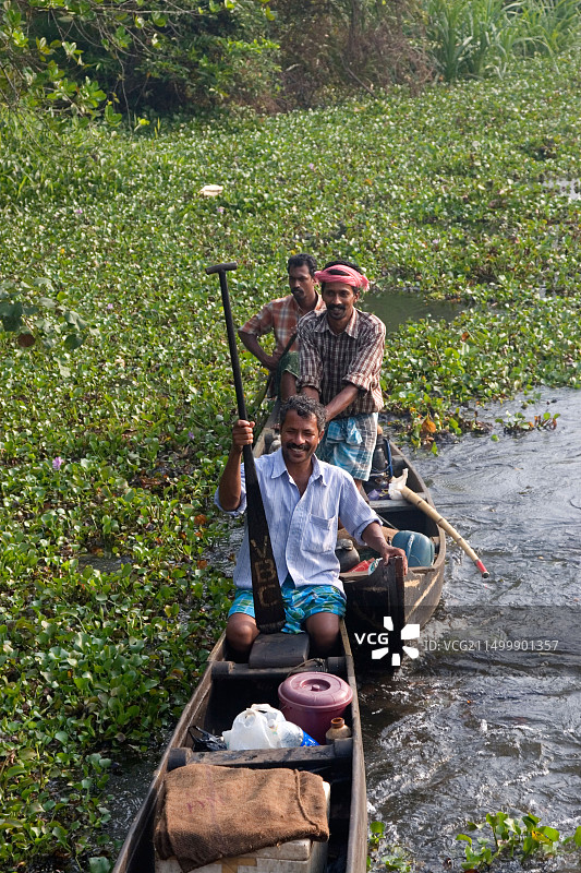 印度喀拉拉邦回水区，印度人在独木舟上图片素材