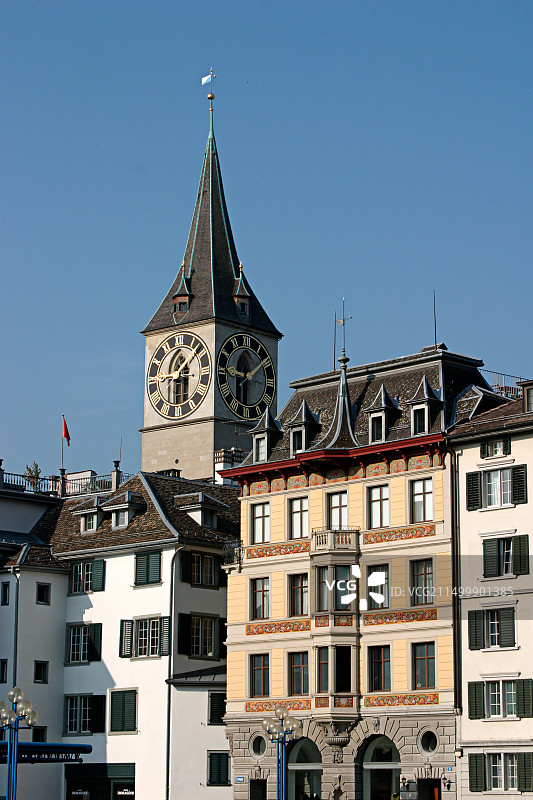 瑞士苏黎世圣彼得教堂利马河畔老城中心图片素材