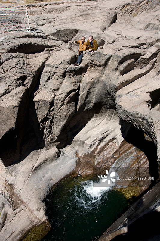 费利佩·卡尔德龙总统和彼得·格林伯格参观墨西哥奇瓦瓦的巴萨埃阿奇瀑布国家公园图片素材