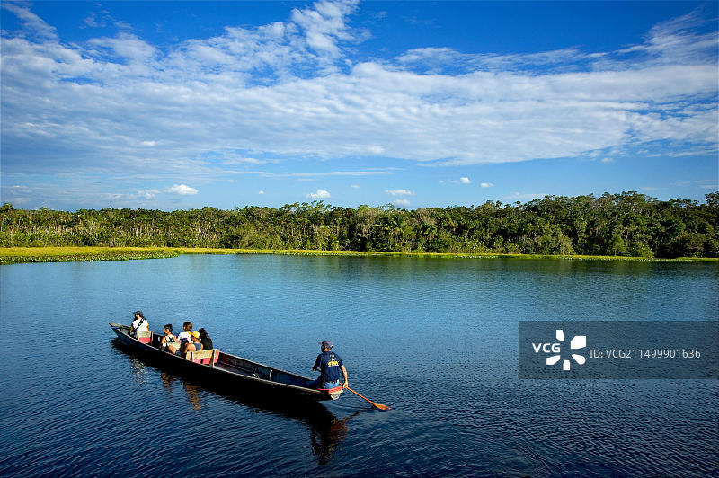 在厄瓜多尔亚马逊河上游览的船只图片素材