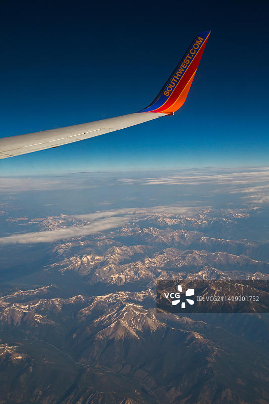 一架美国西南航空公司的飞机飞越科罗拉多山脉图片素材