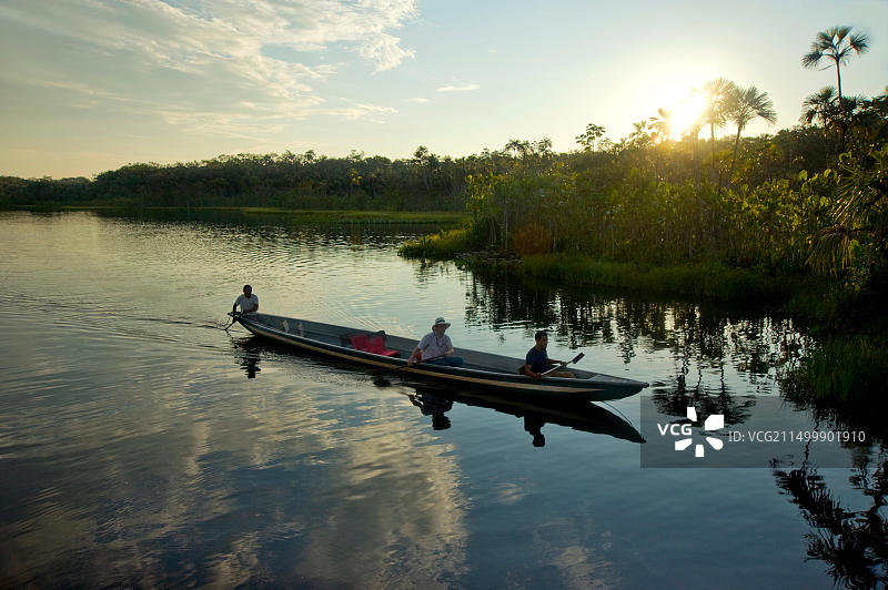 厄瓜多尔亚马逊河上的独木舟图片素材
