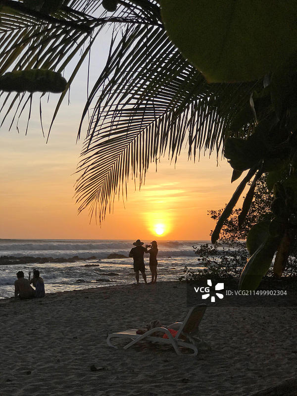 在哥斯达黎加海滩欣赏日落的人们图片素材