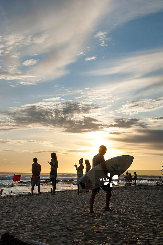 在中美洲哥斯达黎加欣赏日落海滩的人们图片素材