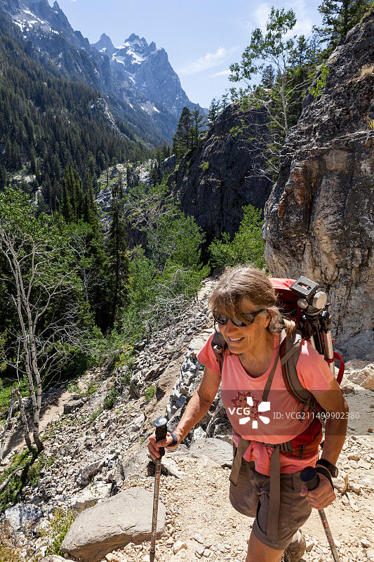 怀俄明州大提顿国家公园的灵感点小径上的徒步旅行者图片素材