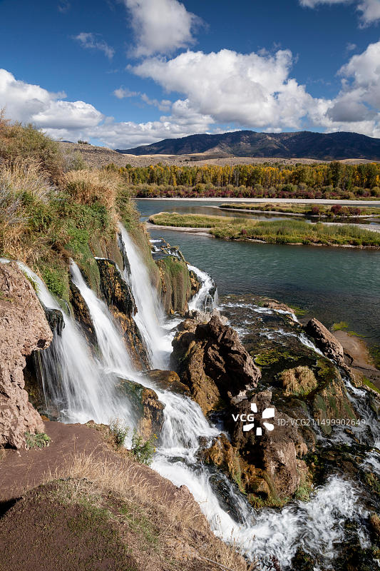 爱达荷州斯旺河沿线蛇河上的瀑布图片素材