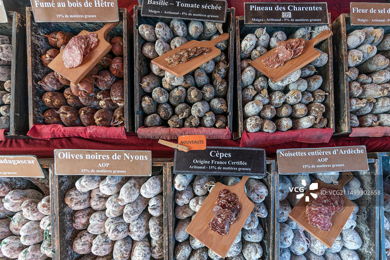 烤肠，市场摊位，法国新阿基坦大区雷岛弗洛特图片素材