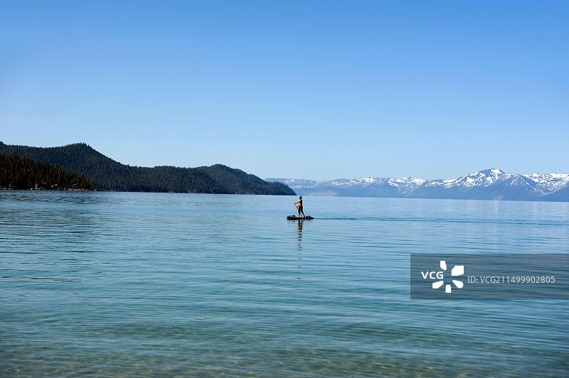 加利福尼亚州太浩湖上的桨板运动者图片素材