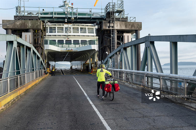 自行车旅行者乘坐渡轮图片素材