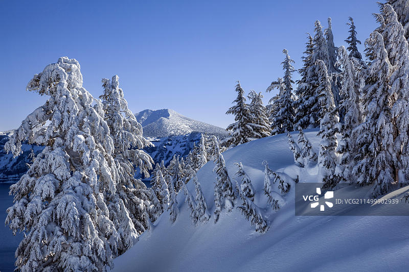 俄勒冈州火山口湖国家公园冬季景观，远处是斯科特山图片素材