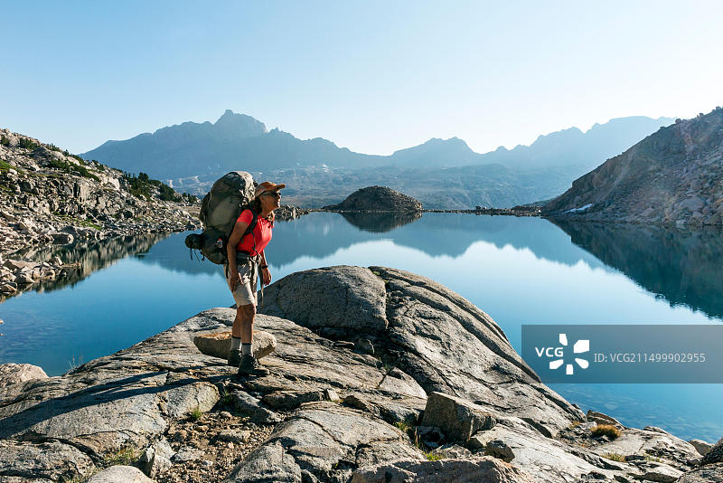 加利福尼亚州约翰·缪尔荒野中歌德湖旁的维姬泉徒步旅行图片素材