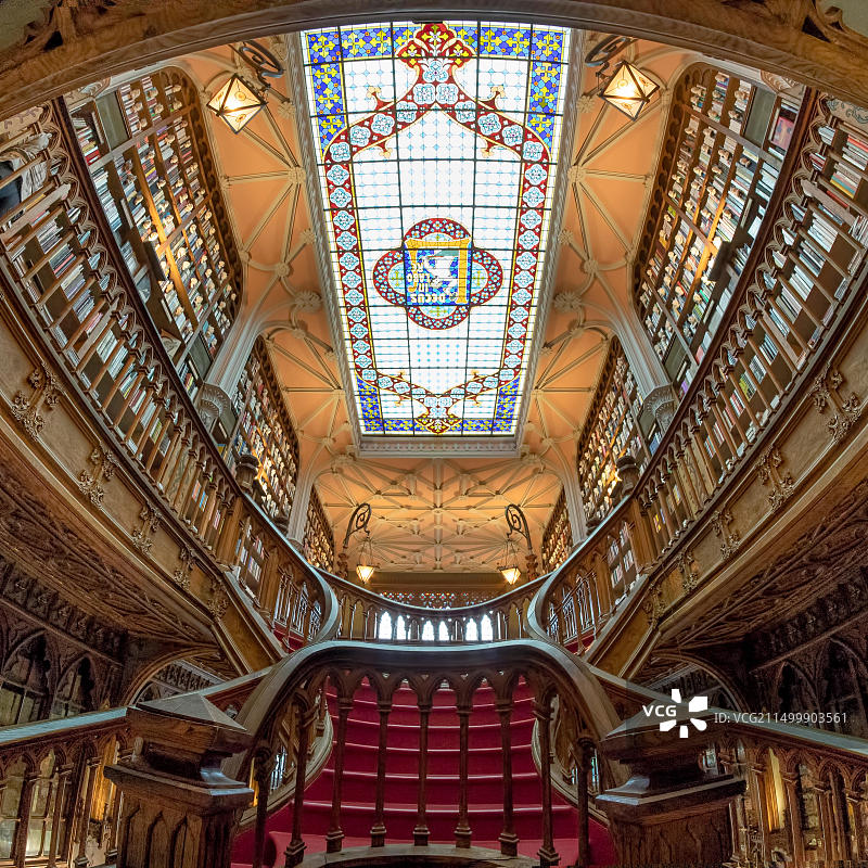 葡萄牙波尔图著名莱罗书店内部楼梯天花板图片素材