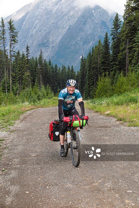 不列颠哥伦比亚省大分水岭路线上的自行车骑行图片素材