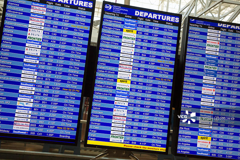 科罗拉多州丹佛国际机场的航班信息显示屏图片素材