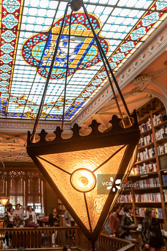 著名的莱罗书店内部天花板，葡萄牙波尔图图片素材