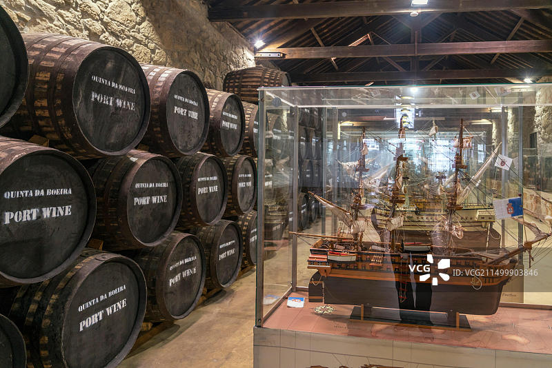 葡萄牙波尔图金塔达博埃拉展厅游客中心,葡萄酒桶,历史船复制品图片素材