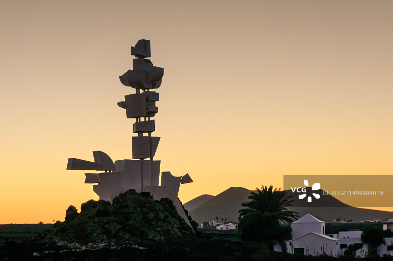 西班牙加那利群岛兰萨罗特岛莫扎加农民纪念碑日落图片素材