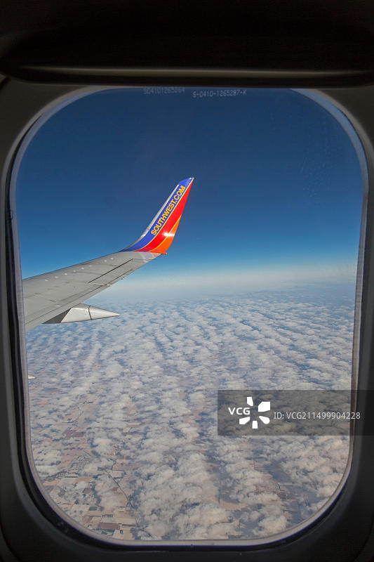 一架美国西南航空公司飞机飞越内布拉斯加州上空图片素材