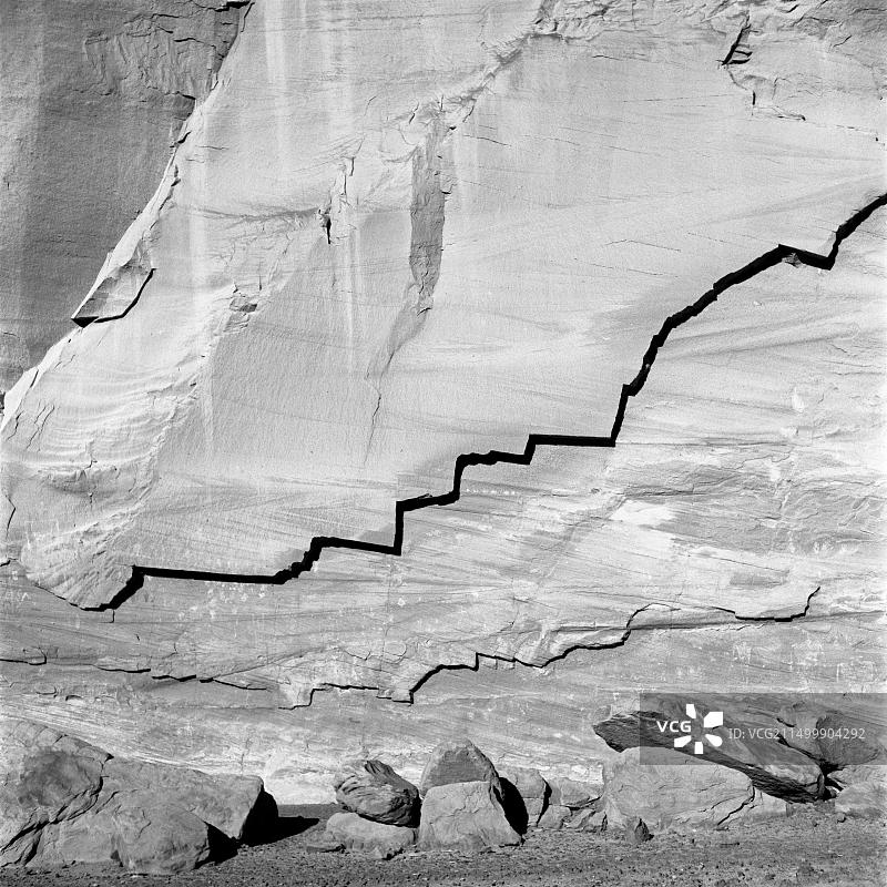 亚利桑那州纳瓦霍族保护区砂岩墙壁裂缝图片素材