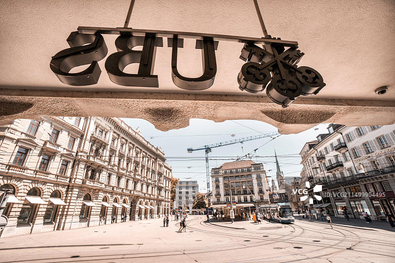 瑞士苏黎世银行区：瑞银集团和瑞士信贷标识图片素材