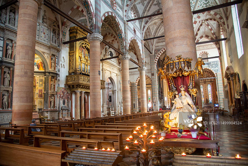 意大利维罗纳圣阿纳斯塔西娅教堂内景图片素材