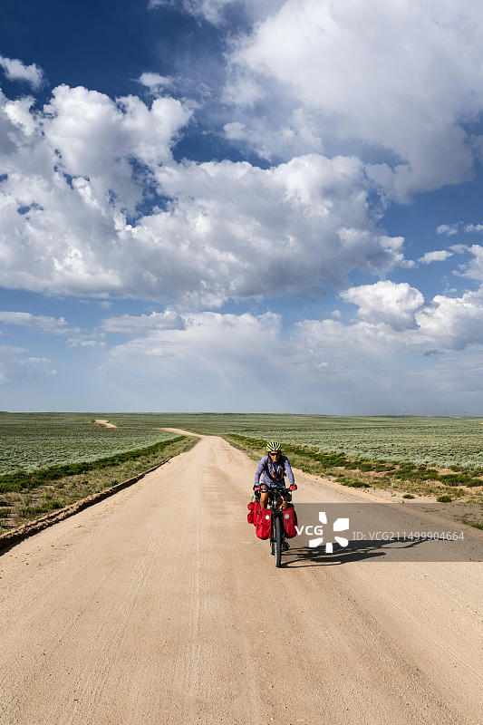 美国怀俄明州弗里蒙特县大分水岭盆地的自行车骑行图片素材
