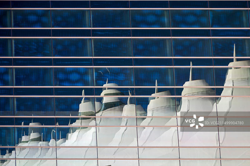 科罗拉多州丹佛市 - 丹佛国际机场的杰佩森航站楼在威斯汀酒店的窗户中的倒影图片素材
