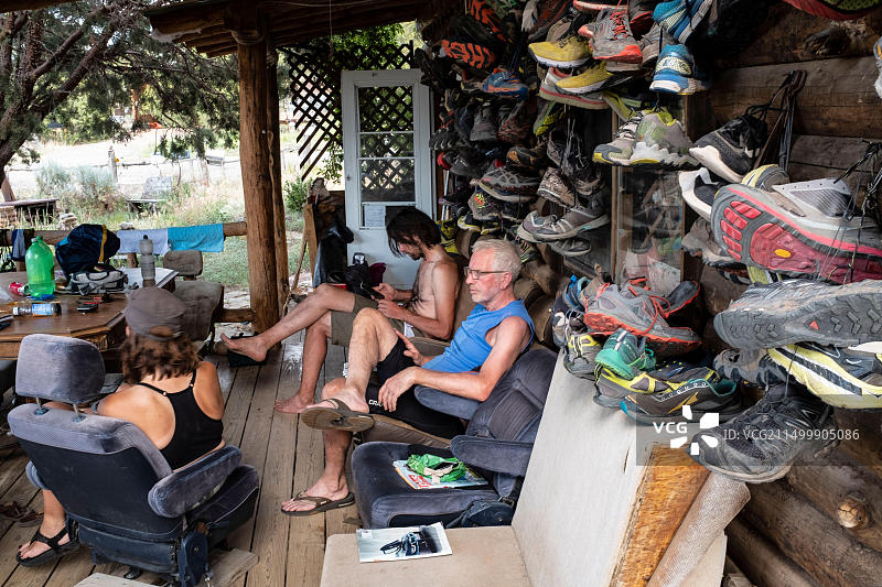 新墨西哥州派镇托斯特住宅的前廊，位于大陆分水岭山地自行车道沿线图片素材