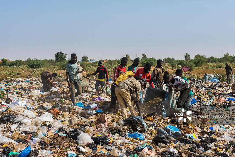 非洲尼日尔尼亚美：在公共垃圾场寻找贵重物品的当地男孩图片素材