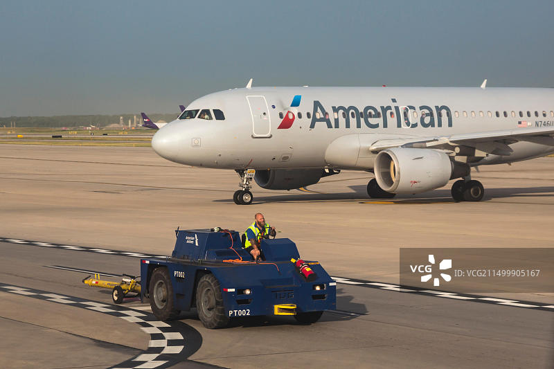 美国航空公司飞机在底特律都会机场图片素材
