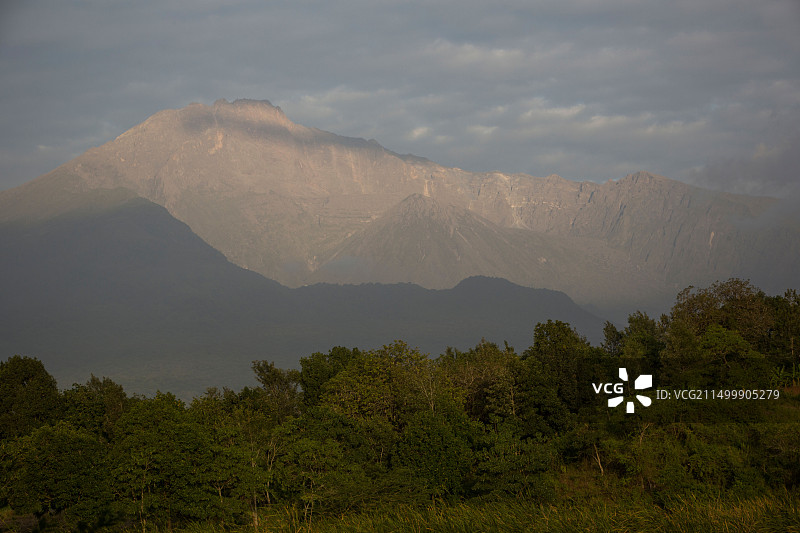 梅鲁火山，东非坦桑尼亚图片素材