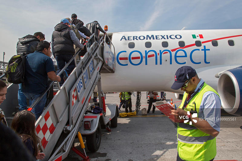 墨西哥城机场：乘客登上墨西哥航空Connect飞往瓦哈卡的航班图片素材