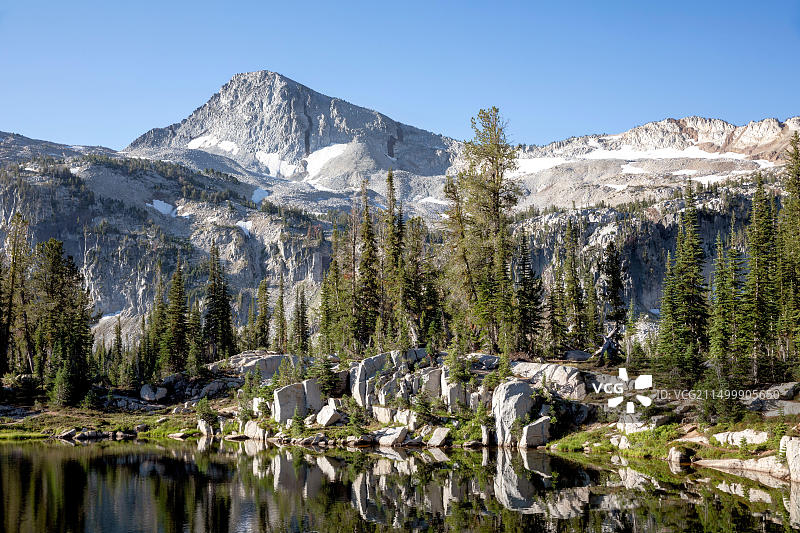 俄勒冈州日出湖和雄鹰山图片素材