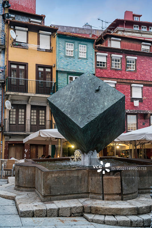 里贝拉广场的现代雕塑《方块喷泉》，葡萄牙波尔图图片素材
