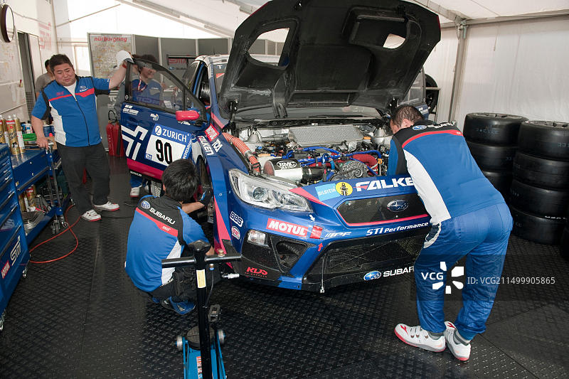 盒装斯巴鲁WRS STI，机械师，技术检查，维护，发动机，纽博格林4小时赛，赛车运动埃菲尔，莱茵兰-普法尔茨，德国，欧洲图片素材
