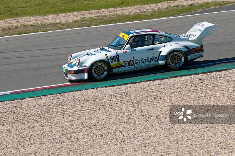 纽伯格林24小时经典赛中的保时捷911 RSR赛车图片素材