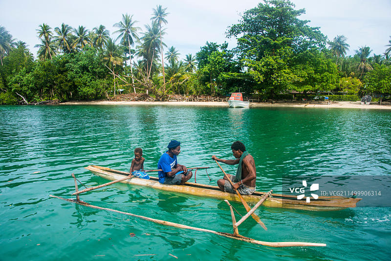 巴布亚新几内亚当地人乘独木舟图片素材