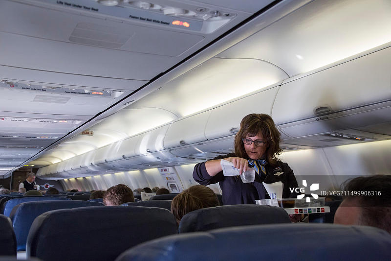 伊利诺伊州芝加哥：西南航空空乘为飞往丹佛的乘客提供饮品图片素材