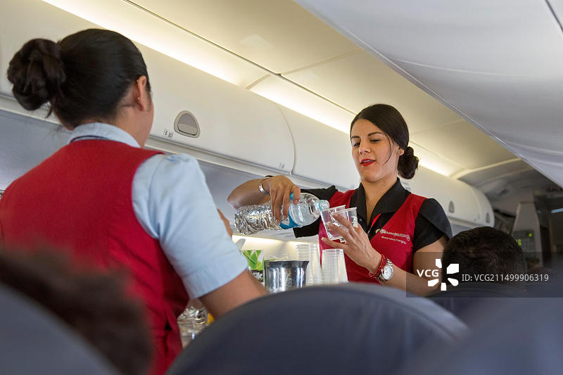 墨西哥城：墨西哥航空空乘在飞往瓦哈卡的航班上提供饮品图片素材