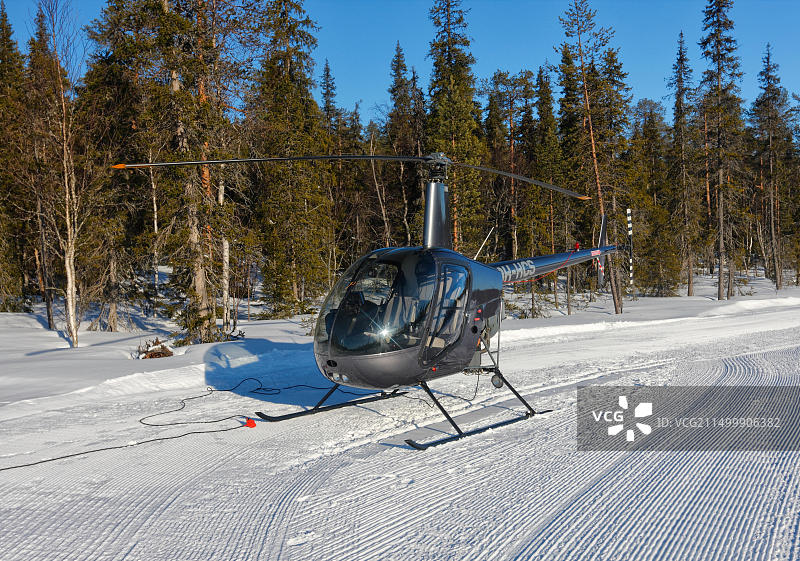直升机降落在雪地上。芬兰冬季 - 拉普兰图片素材