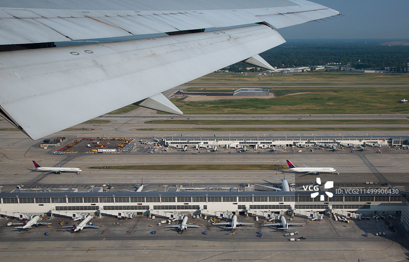 密歇根州罗马ulus - 达美航空公司喷气式飞机停在底特律都会机场的麦克纳马拉航站楼。图片素材