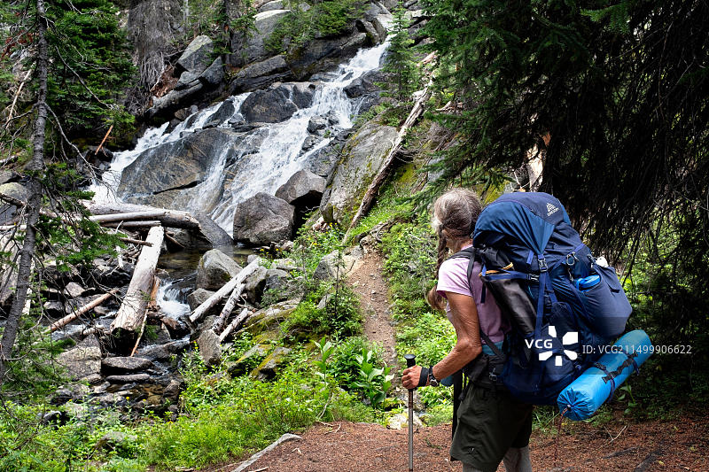 俄勒冈州沃洛瓦-惠特曼国家森林公园徒步女性图片素材