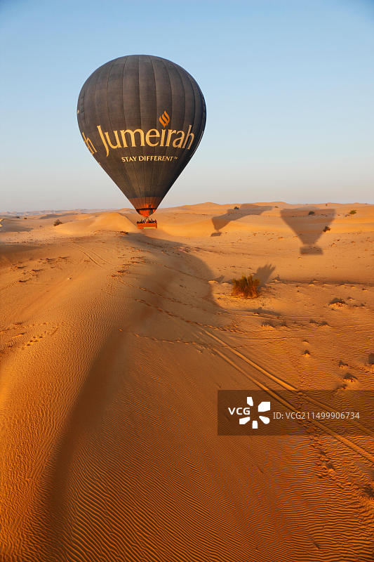 热气球飞越迪拜沙漠图片素材