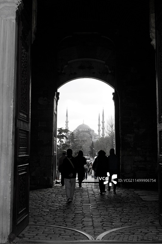 从托普卡帕宫大门看到的蓝色清真寺图片素材