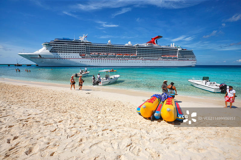 停靠在特克斯群岛大岛的游轮图片素材