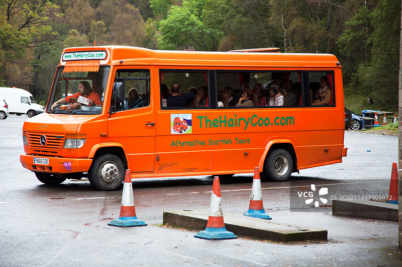 在卡特琳湖苏格兰的停车场，毛茸茸的旅游巴士，苏格兰假日旅行替代方案图片素材