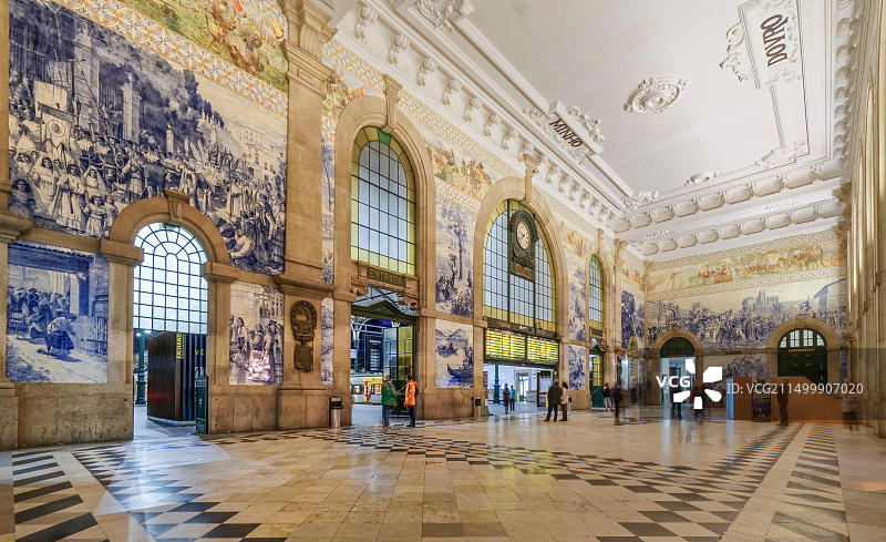 圣本图火车站中央大厅瓷砖壁画，葡萄牙北部波尔图图片素材