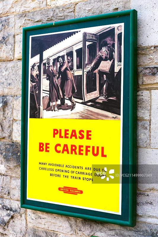 火车旅行安全宣传海报，1950-1960年代，科夫堡，火车站，多塞特，英国图片素材