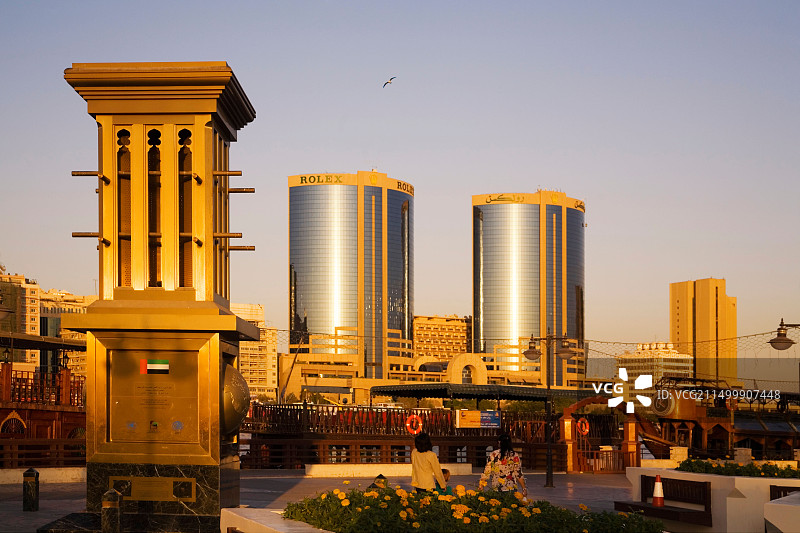 迪拜河长廊天际线双子塔劳力士总部日落风塔长廊图片素材