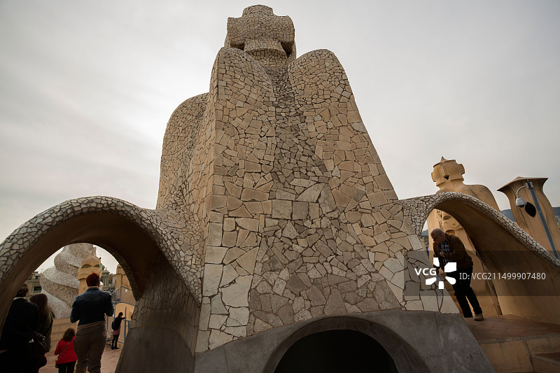 西班牙巴塞罗那米拉之家的屋顶烟囱图片素材